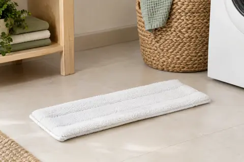 Recharge plate blanche en microfibre pour balai Spontex Easy Max+, posée seule sur un sol clair