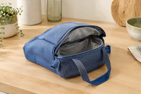 Sac à sandwich en tissu bleu denim, ouvert pour montrer sa doublure PEVA et sa poche intérieure.