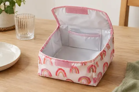Pochette à sandwich en textile à motif arc-en-ciel, ouverte pour montrer sa doublure PEVA et sa poche intérieure.